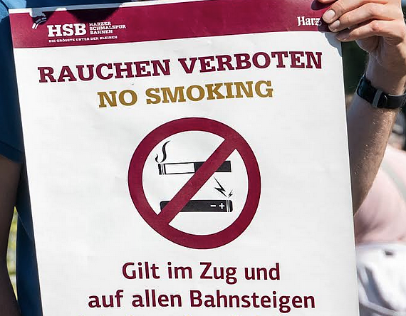 Gilt ab dem 1. Juli bei den Harzer Schmalspurbahnen: Neue Aush&auml;nge weisen auf das erh&ouml;hte Bu&szlig;geld bei Verst&ouml;&szlig;en gegen das Rauchverbot auf den Bahnsteigen und in den Z&uuml;gen hin. (Foto: HSB/Dirk Bahnsen)