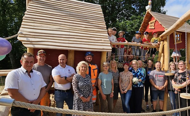 Ein gro&szlig;er Kraftakt ist in Leinefelde im Kindergarten "Gockelhahn" gelungen - Engagement, Kreativit&auml;t, Hartn&auml;ckigkeit und gro&szlig;e Unterst&uuml;tzung waren dazu notwendig - ebenso wie 45 Tonnen Fallschutzsand, 40 Fundamente und 60.000 Euro. (Foto: Evangelischer Kirchenkreis S&uuml;dharz)