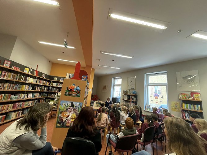 Kartoffel Knubbel Karl zu Besuch in der Stadtbibliothek Worbis (Foto: Stadt Leinefelde-Worbis)