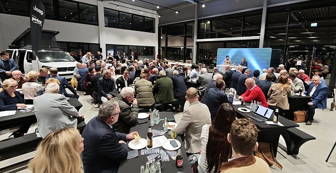 Auftakt der Heimattour im Erfurter Autohaus der Peter-Gruppe (Foto: nnz)