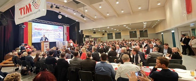 Proppevoll war das "Schlachteessen" in der Birkunger Festhalle (Foto: nnz)