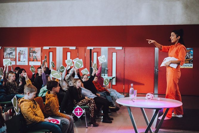 V-Moderatorin Clarissa Corr&ecirc;a da Silva in der Obereichsfeldhalle (Foto: Stadt Leinefelde-Worbis)