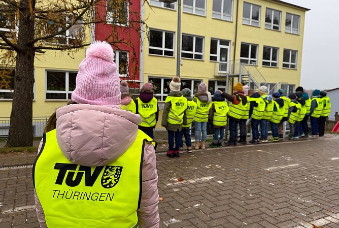 Warnwesten f&uuml;r Kinder der Grundschule Pfaffschwende (Foto: T&Uuml;V Th&uuml;ringen)