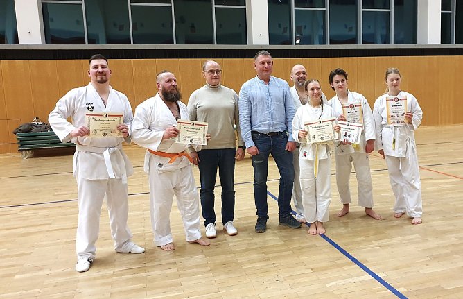  Die erfolgreichen Pr&uuml;fungsteilnehmer des KSVL, v.l: Julian Wagner, Michael Engelmann, die Trainer: Joachim Retzek und Domenic Hesse, Domenic Knauft, Madleen Gro&szlig;e, Kilian Simon und Livia Heddergott. (Foto: Joachim Retzek)