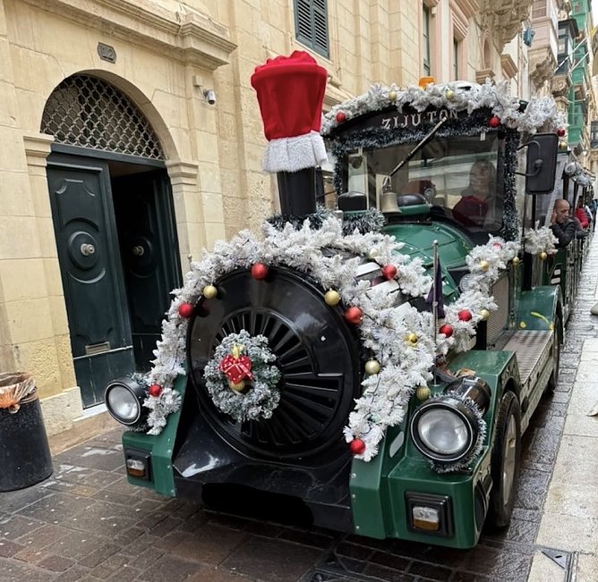 "Weihnachtsdampflok" auf Malta (Foto: Jürgen Mehne) "Weihnachtsdampflok" auf Malta (Foto: Jürgen Mehne)