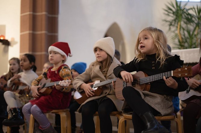 Das Adventskonzert der Montessori-Kinder (Foto: Tabea Gries) Das Adventskonzert der Montessori-Kinder (Foto: Tabea Gries)