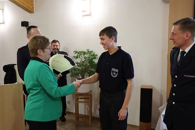 Die Erste Beigeordnete Ute Althaus nimmt Jonas Werner in die Einsatzabteilung auf. (Foto: Johannes Lurch)