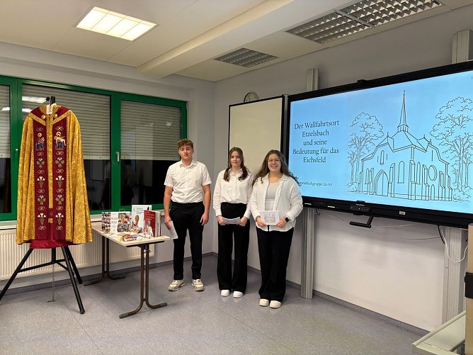 Justus Riese, Frieda Bechmann und Elisabeth Anna Schmidt setzten sich intensiv mit dem Thema Der Wallfahrtsort Etzelsbach und seine Bedeutung f&uuml;r das Eichsfeld auseinander.  (Foto: Kirchortrat Worbis)