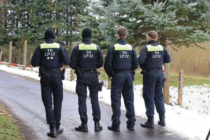 Ein umfangreicher Polizeieinsatz l&auml;uft in Heiligenstadt.  (Foto: Silvio Dietzel)