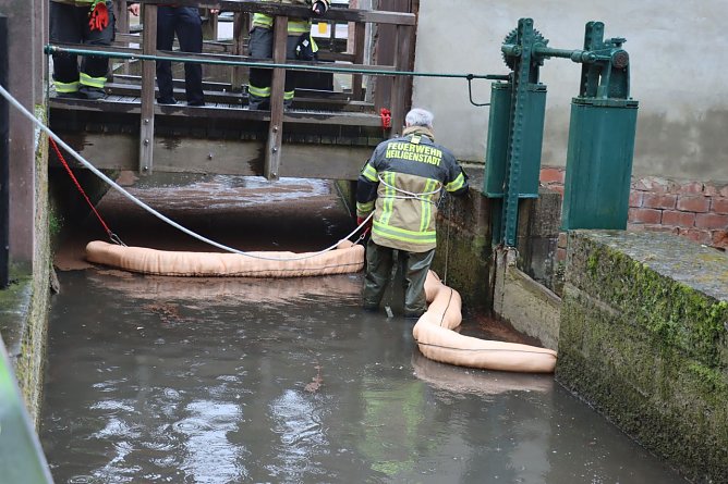 Die Wehr musste eine &Ouml;lsperre setzen. (Foto: Feuerwehr Heiligenstadt)