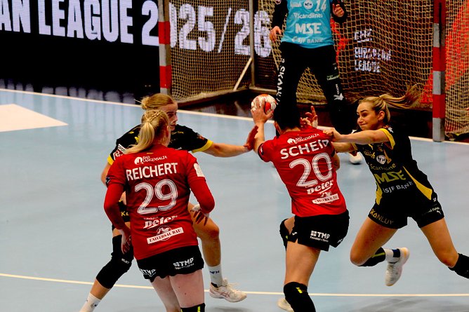 Johanna Reichert und Jana Scheib gehörten zu den Aktivposten des THC (Foto: Eva Maria Wiegand) Johanna Reichert und Jana Scheib gehörten zu den Aktivposten des THC (Foto: Eva Maria Wiegand)