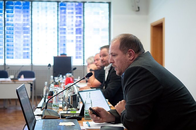 Als Fachbereichsleiter und K&auml;mmerer informiert Tobias Otto &uuml;ber aktuelle Entwicklungen auch regelm&auml;&szlig;ig in den Stadtratssitzungen. (Foto: Tim Krchov)