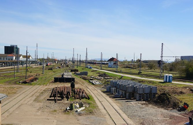 Auf diesem Areal soll das neue Stellwerk gebaut werden. Das Geb&auml;ude in Modulbauweise soll rund 100 Meter lang werden.  (Foto: ssc)