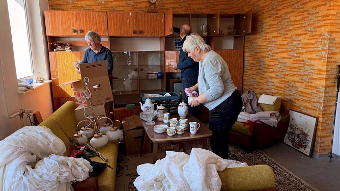 Das Wohnzimmer ist fast schon wieder im Original einger&auml;umt.  (Foto: Ren&eacute; Wei&szlig;bach)