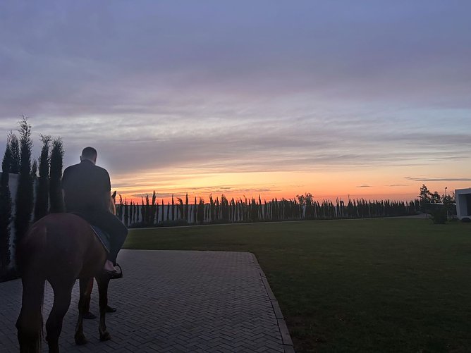 Mit dem Pferd in den Sonnenuntergang. (Foto: Marcus Roesch) Mit dem Pferd in den Sonnenuntergang. (Foto: Marcus Roesch)