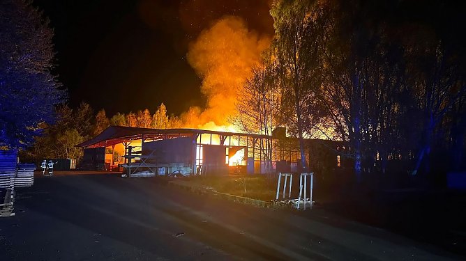Die Lagerhalle brannte beim Eintreffen der Feuerwehren schon lichterloh. (Foto: Silvio Dietzel)