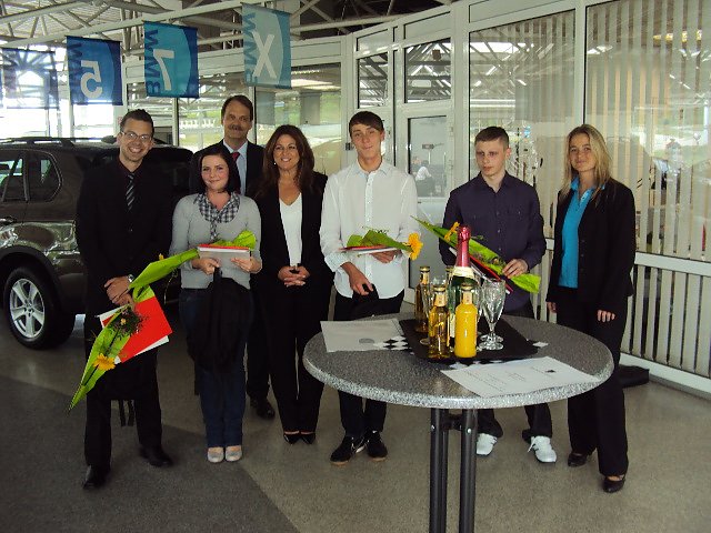 Vertr&auml;ge in der Tasche (Foto: BMW)