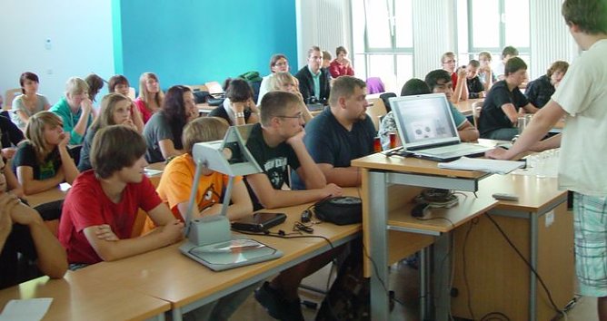 Interessierte Sch&uuml;ler (Foto: A. Schelenhaus)