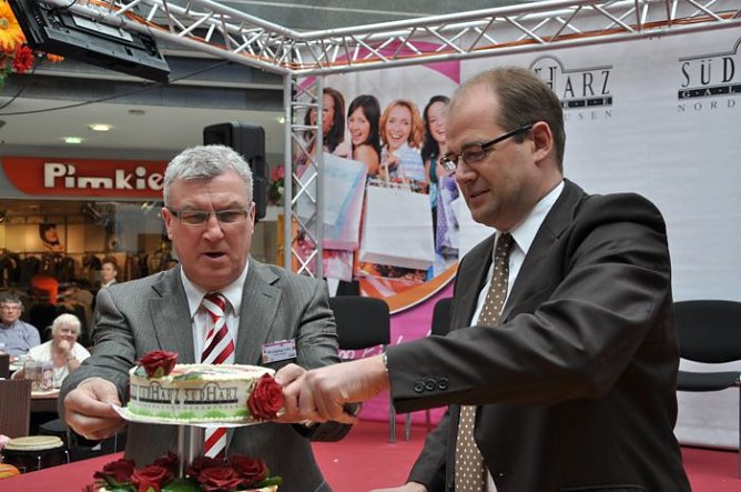 Anschnitt der Torte (Foto: S. G&auml;mkow)