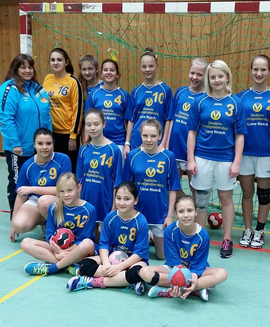 Bild: Silke Gr&auml;ser mit ihren Handballm&auml;dchen