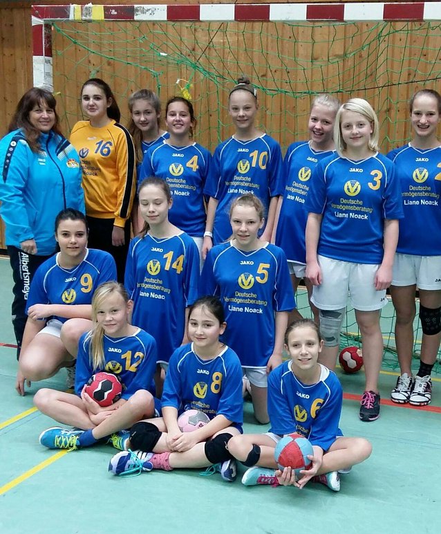 Bild: Silke Gr&auml;ser mit ihren Handballm&auml;dchen