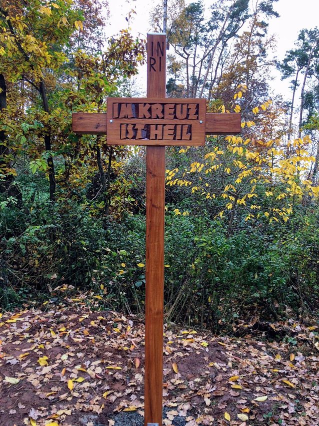 Bild: Ein neues Kreuz bei Hundeshagen spendete Familie Tr&uuml;mper