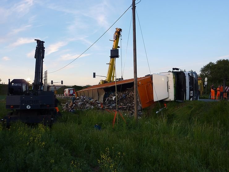 Umgekippter Lkw blockierte B4