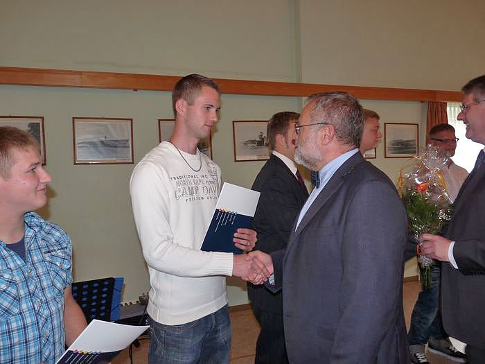 Zeugnisse &uuml;bergeben