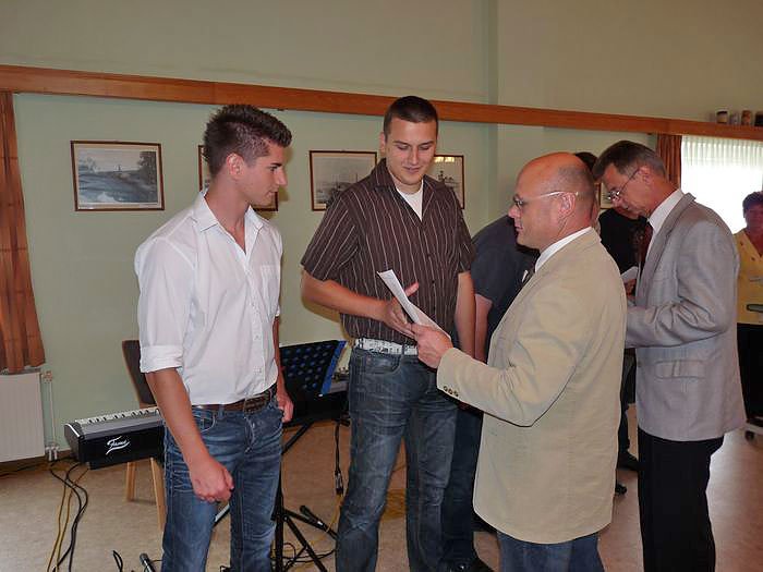 Zeugnisse &uuml;bergeben