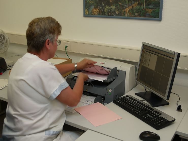 Dagmar Kaufmann beim Scannen der Akten