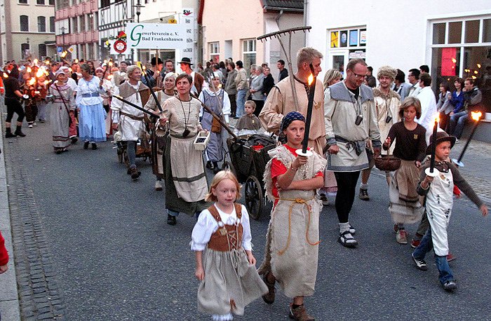 Bauernheer zieht durch Stadt