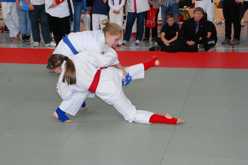 Lena Rogge (blau) behauptet sich gegen Annika Vogler (rot)