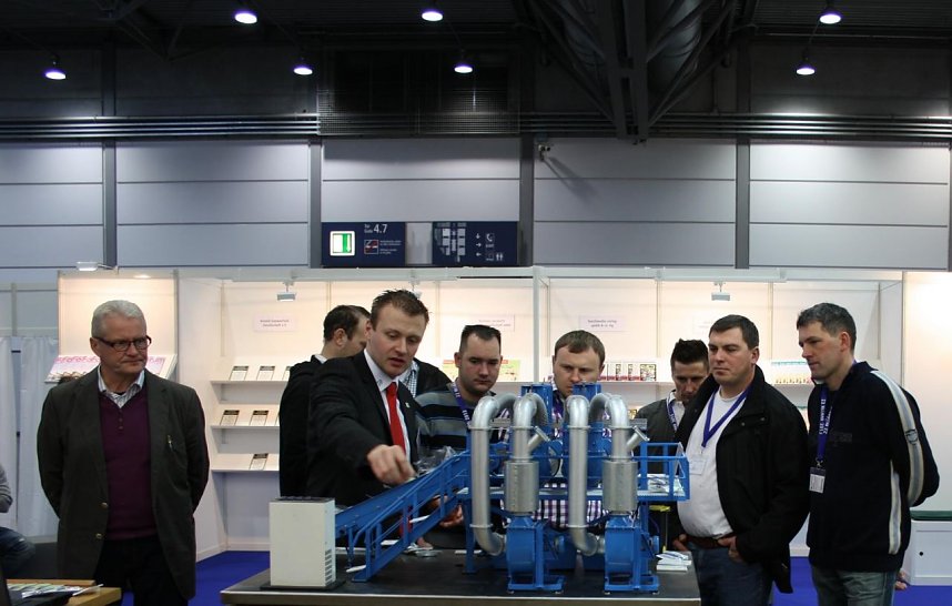 Die Experten der Fachhochschule Nordhausen erkl&auml;ren den Messebesuchern das Prinzip des Unterdrucktrenners