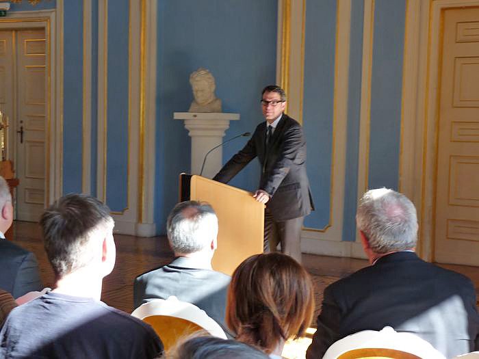 "Zwischen Prunk und Politik"