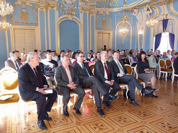 "Zwischen Prunk und Politik"