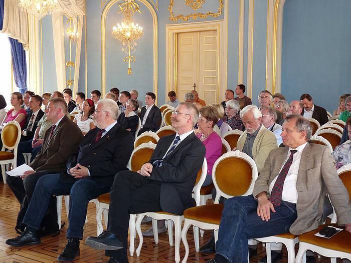 "Zwischen Prunk und Politik"