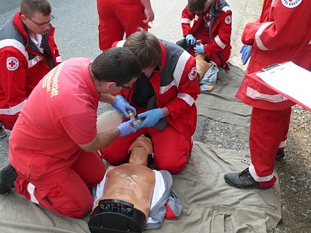 Junge Sanit&auml;ter im Wettstreit
