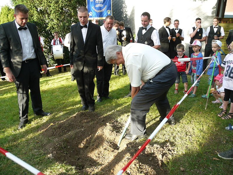 Ausgrabung und Beginn der Leinefelder Kirmes 2013