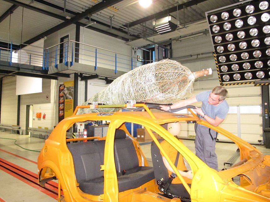 Crash-Test mit Weihnachtsbaum