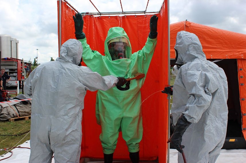 Gefahrgutzug &uuml;bte: Ein CSA-Tr&auml;ger wird nach dem Einsatz am Dekontaminationsplatz gereinigt