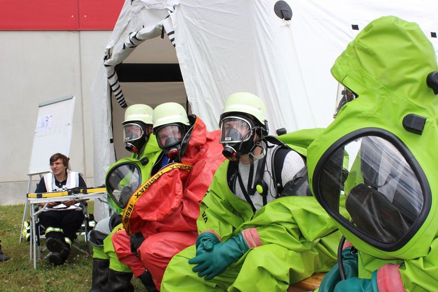 Gefahrgutzug &uuml;bte: Sammelplatz f&uuml;r die mit Chemikalienschutzanz&uuml;gen ausger&uuml;steten Kameraden