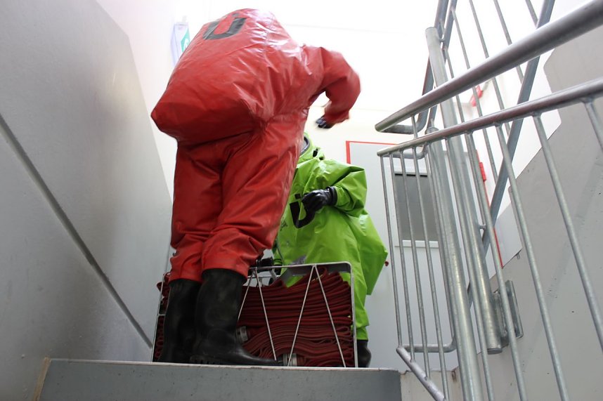 Gefahrgutzug &uuml;bte: Vornahme von Schl&auml;uchen, um die Ammoniakd&auml;mpfe niederzuschlagen