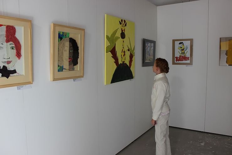 100 Werke der 8. JugendKunstBiennale