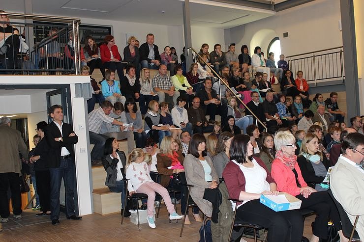 100 Werke der 8. JugendKunstBiennale