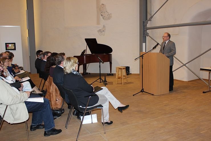 100 Werke der 8. JugendKunstBiennale