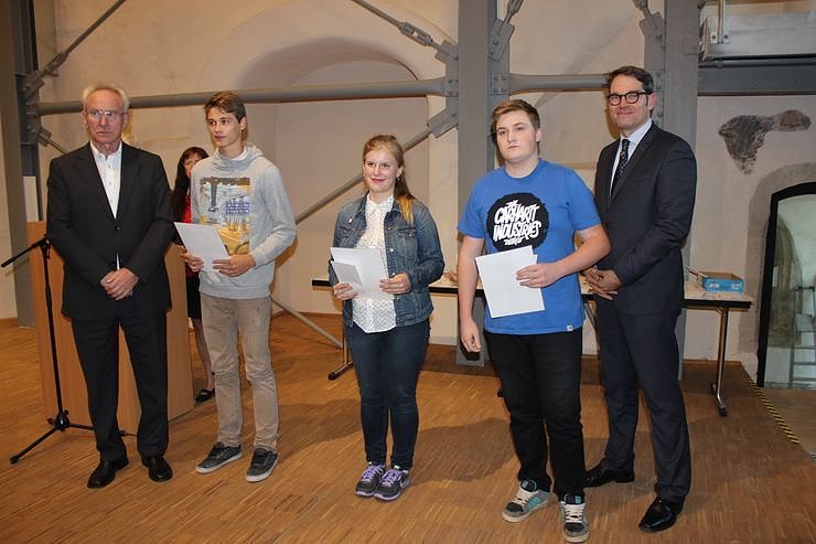 100 Werke der 8. JugendKunstBiennale