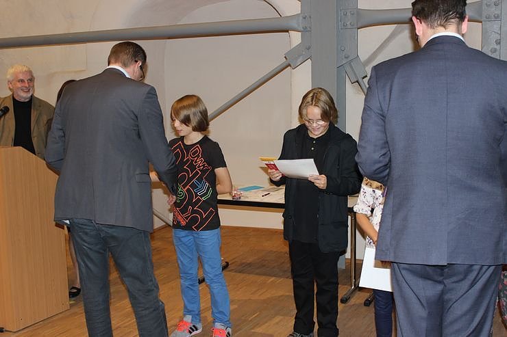 100 Werke der 8. JugendKunstBiennale