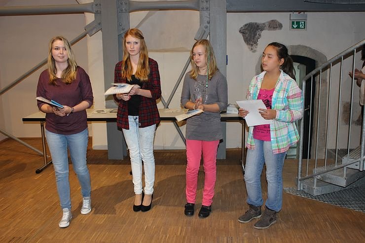 100 Werke der 8. JugendKunstBiennale