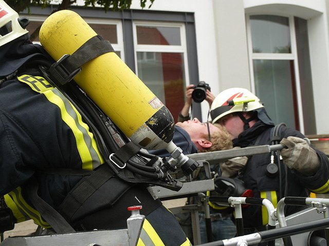 Feuerwehr&uuml;bung bei der Sparkasse