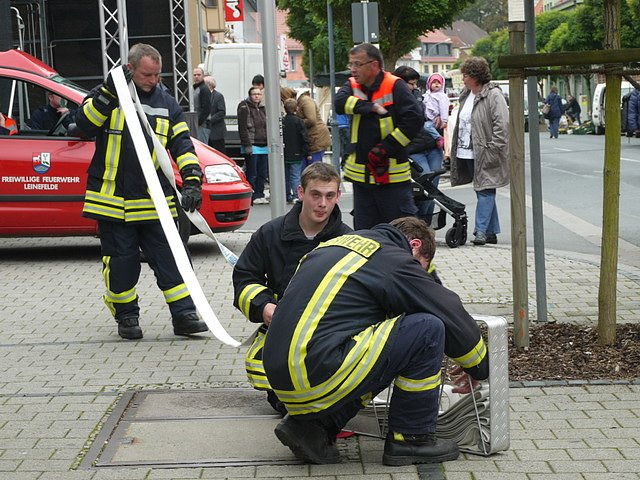Feuerwehr&uuml;bung bei der Sparkasse